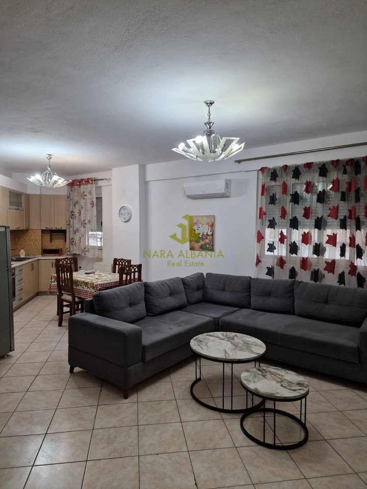 Ambient zyre me qira Garda, Bllok, Tiranë.