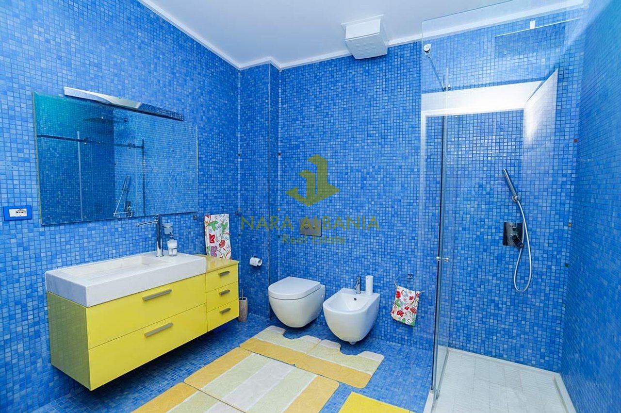 Penthouse 2+1+2 Me Qira në Liqeni i Thatë, Tiranë - 1700€ | 203 m²