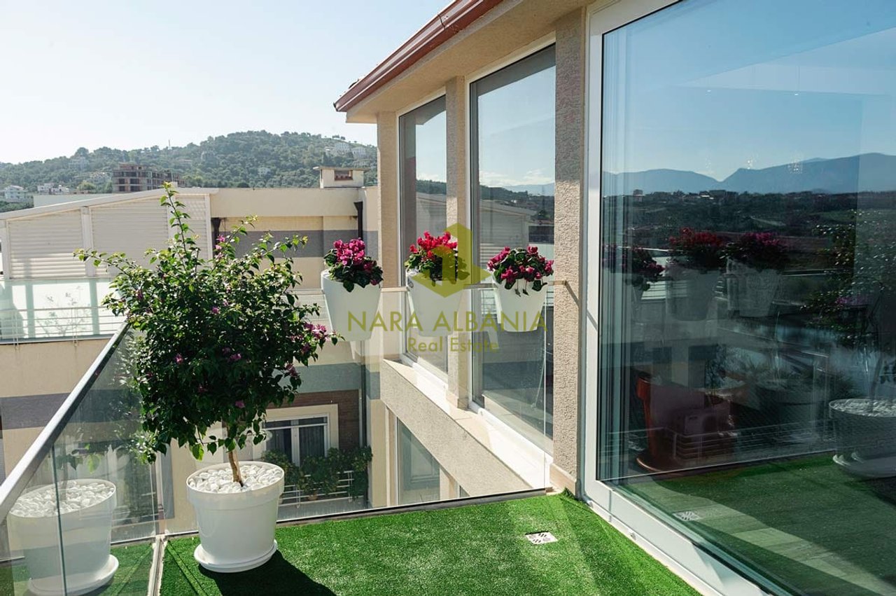 Penthouse 2+1+2 Me Qira në Liqeni i Thatë, Tiranë - 1700€ | 203 m²