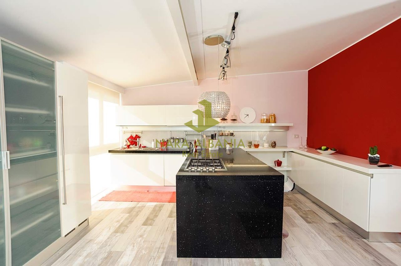 Penthouse 2+1+2 Me Qira në Liqeni i Thatë, Tiranë - 1700€ | 203 m²