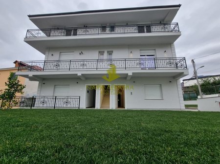 Sono offerti in affitto 4 appartamenti 1+1, situati in una villa di 3 piani nella zona di Shkoza, Tirana.