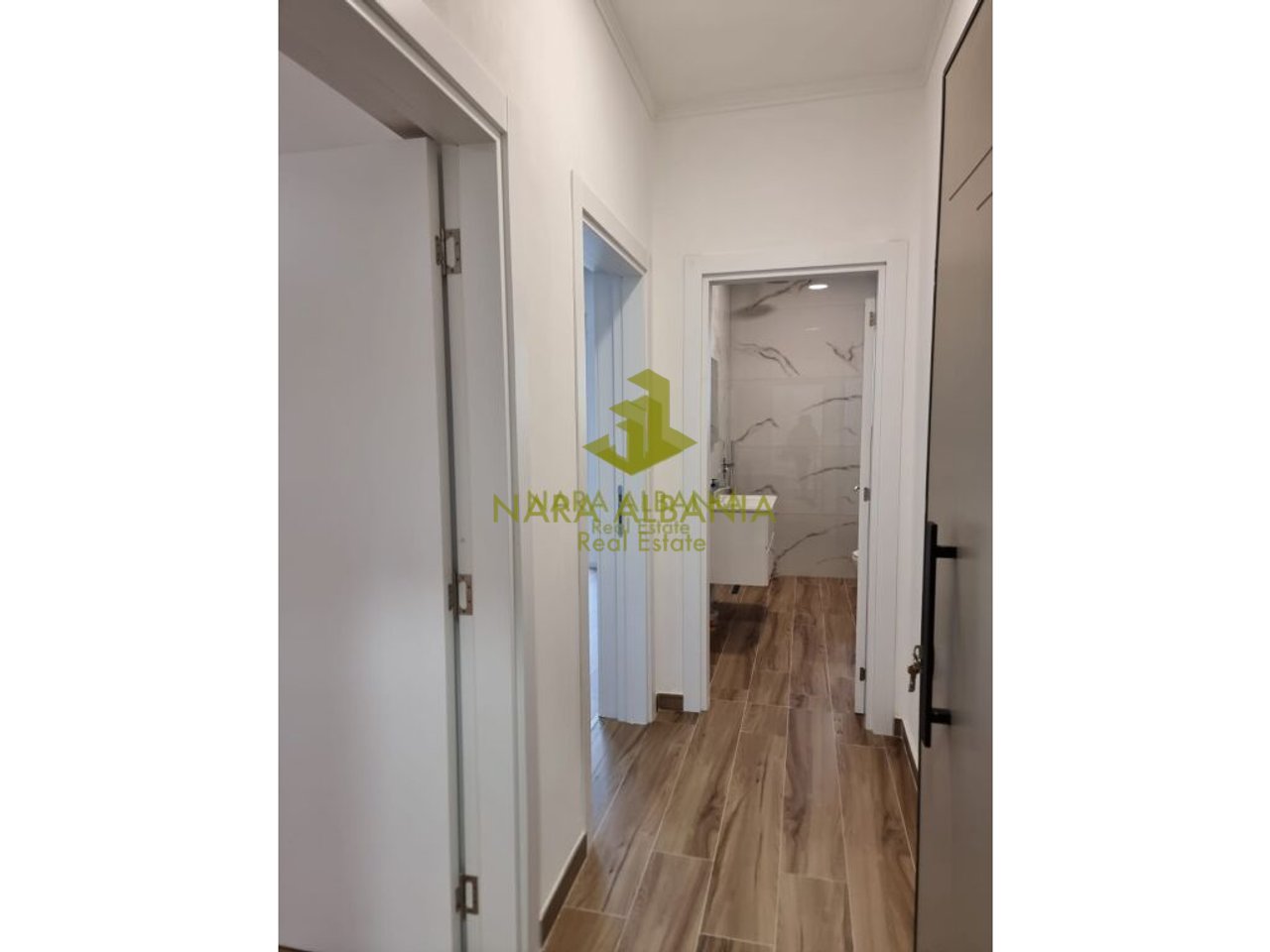 Sono offerti in affitto 4 appartamenti 1+1, situati in una villa di 3 piani nella zona di Shkoza, Tirana.