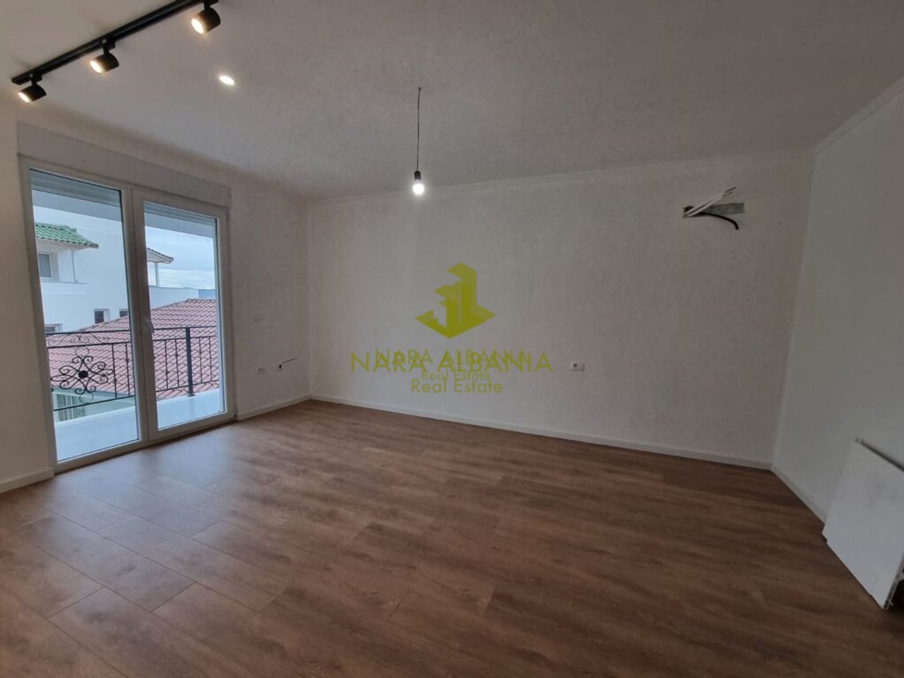 Sono offerti in affitto 4 appartamenti 1+1, situati in una villa di 3 piani nella zona di Shkoza, Tirana.