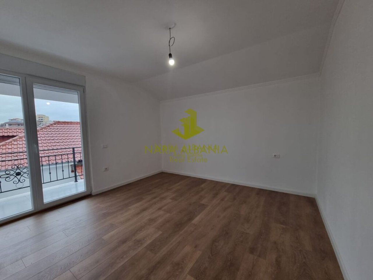 Sono offerti in affitto 4 appartamenti 1+1, situati in una villa di 3 piani nella zona di Shkoza, Tirana.