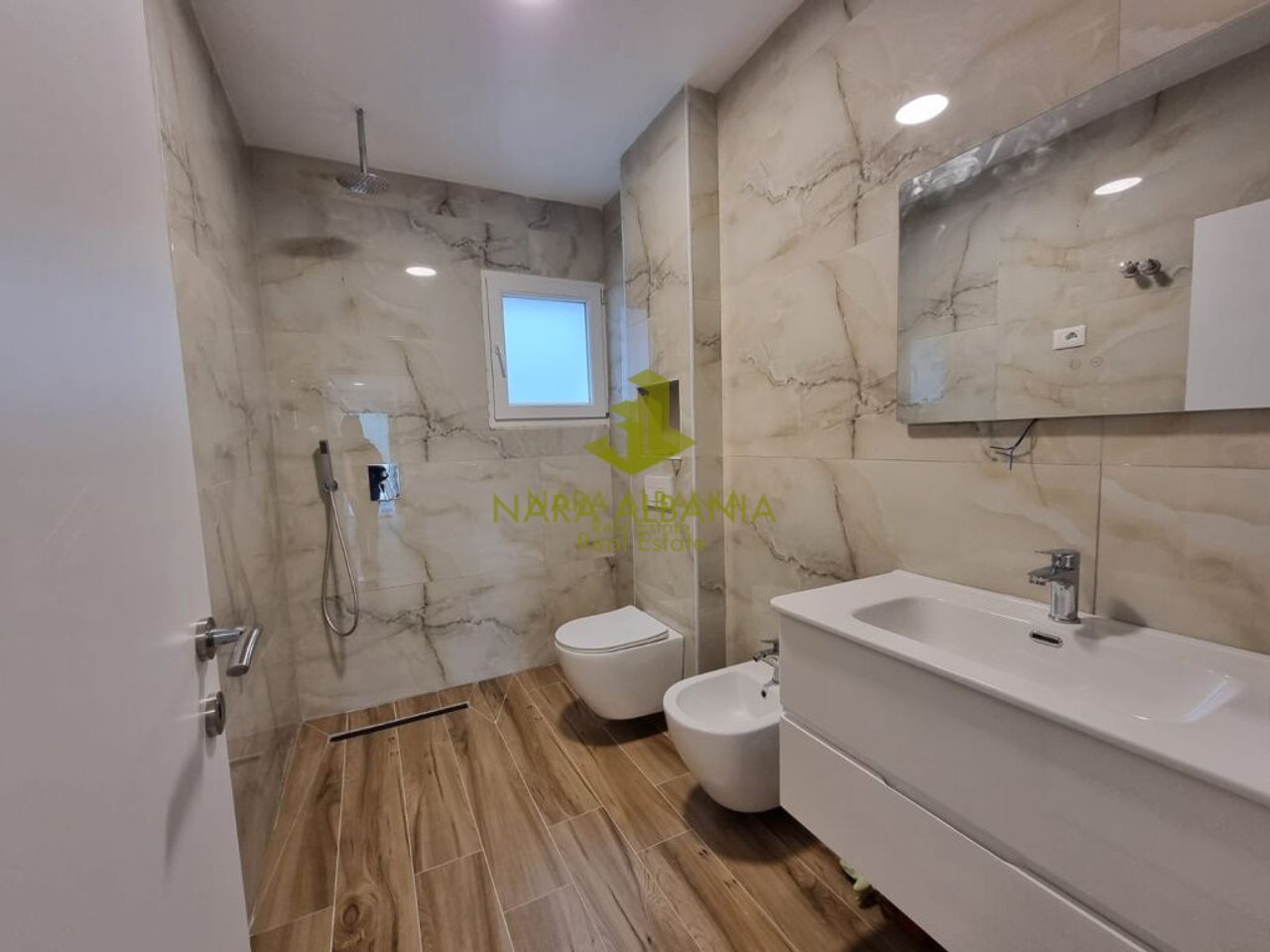 Sono offerti in affitto 4 appartamenti 1+1, situati in una villa di 3 piani nella zona di Shkoza, Tirana.