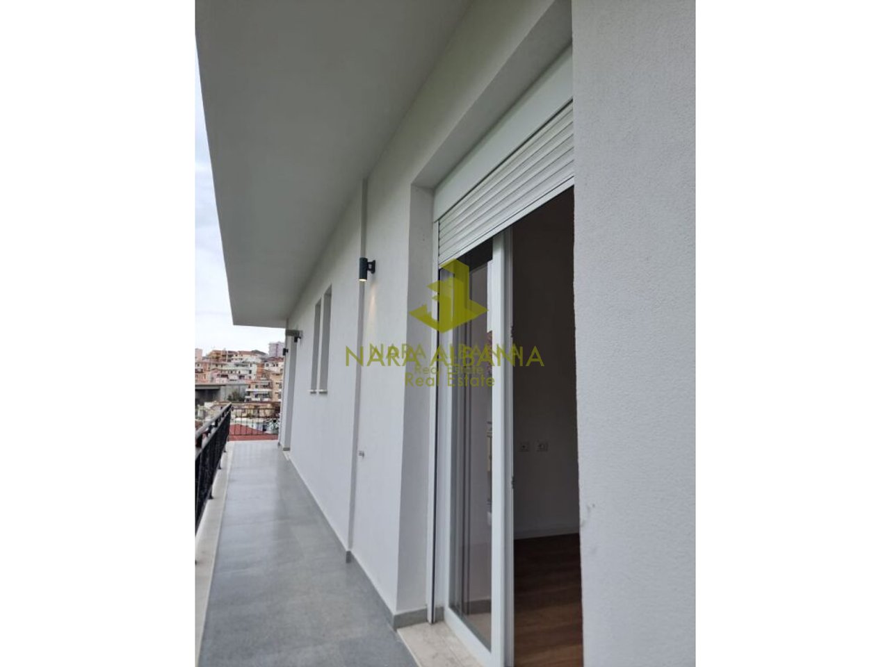 Sono offerti in affitto 4 appartamenti 1+1, situati in una villa di 3 piani nella zona di Shkoza, Tirana.
