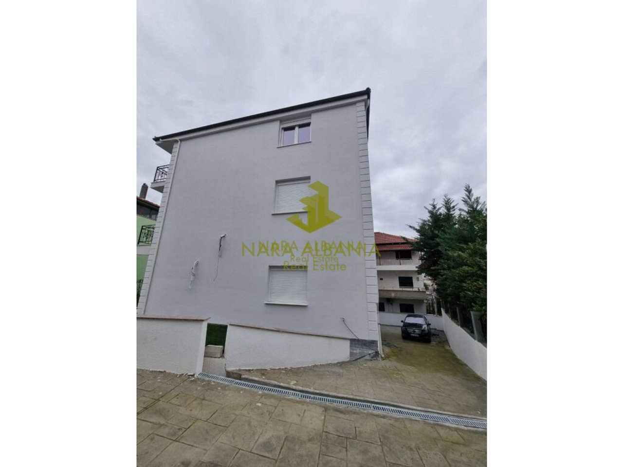 Sono offerti in affitto 4 appartamenti 1+1, situati in una villa di 3 piani nella zona di Shkoza, Tirana.