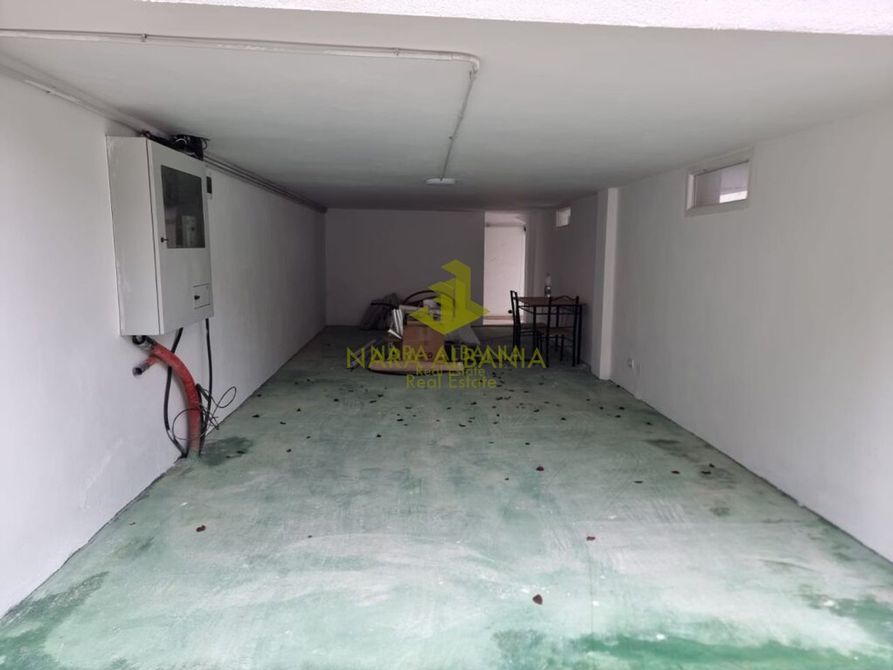 Sono offerti in affitto 4 appartamenti 1+1, situati in una villa di 3 piani nella zona di Shkoza, Tirana.