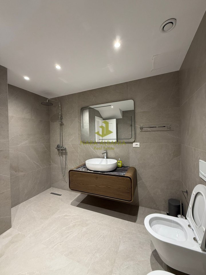 Jepet me qera apartament duplex tek Kodra e Diellit – 1,300€ / muaj 🏡✨🌿