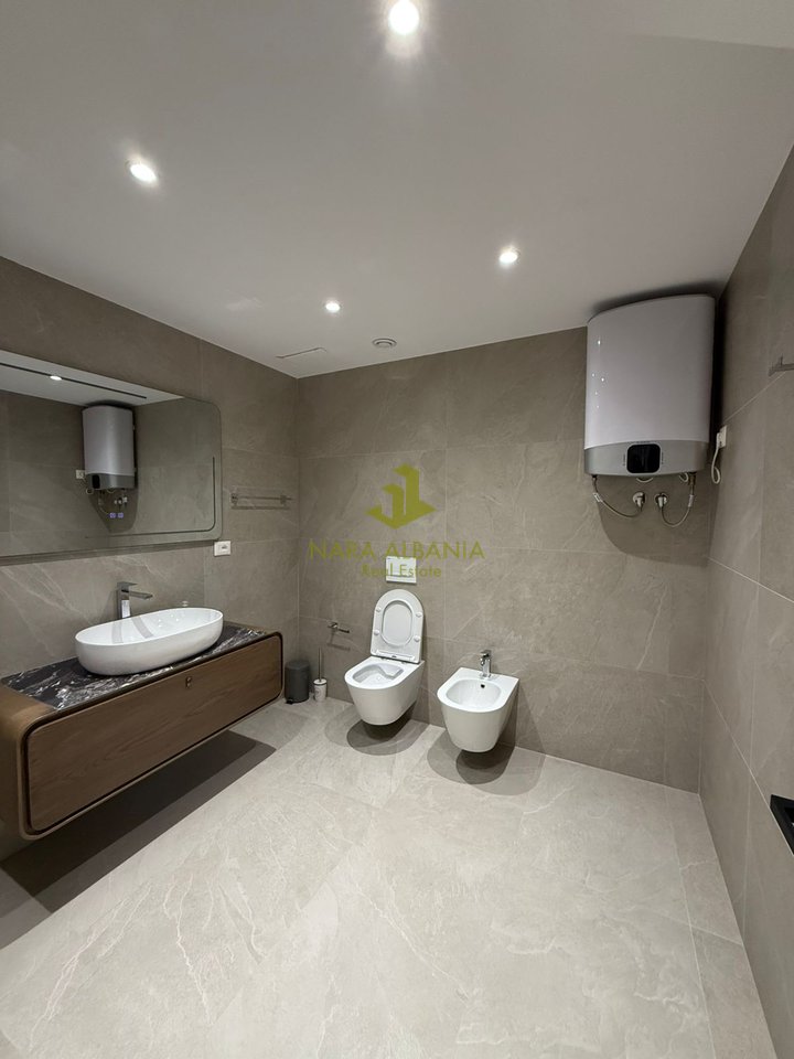 Jepet me qera apartament duplex tek Kodra e Diellit – 1,300€ / muaj 🏡✨🌿