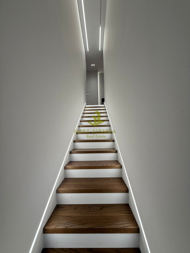 Jepet me qera apartament duplex tek Kodra e Diellit – 1,300€ / muaj 🏡✨🌿