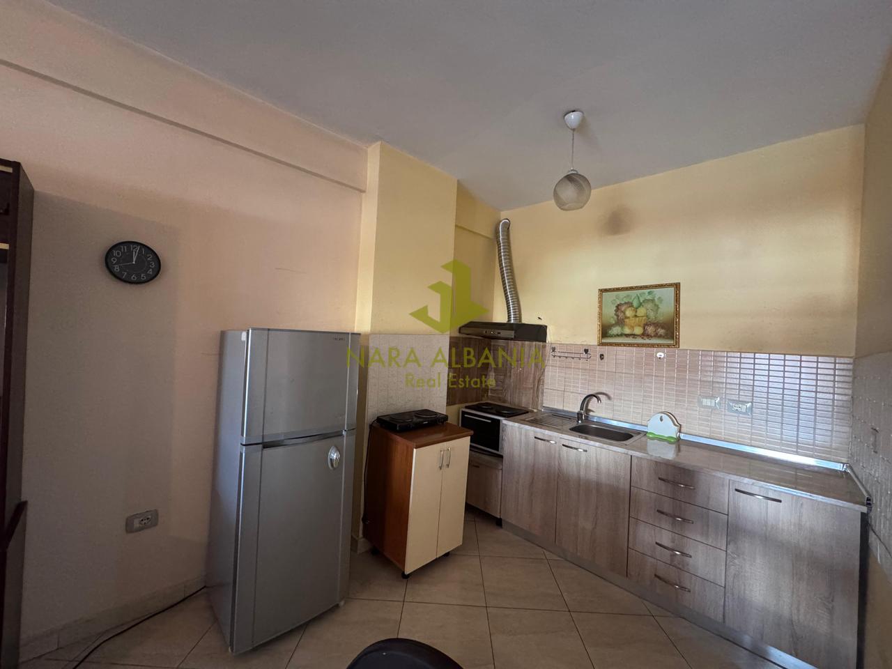 Apartament 1+1 – Rruga Ferit Xhajko, përballë ish Restorant Durrësit