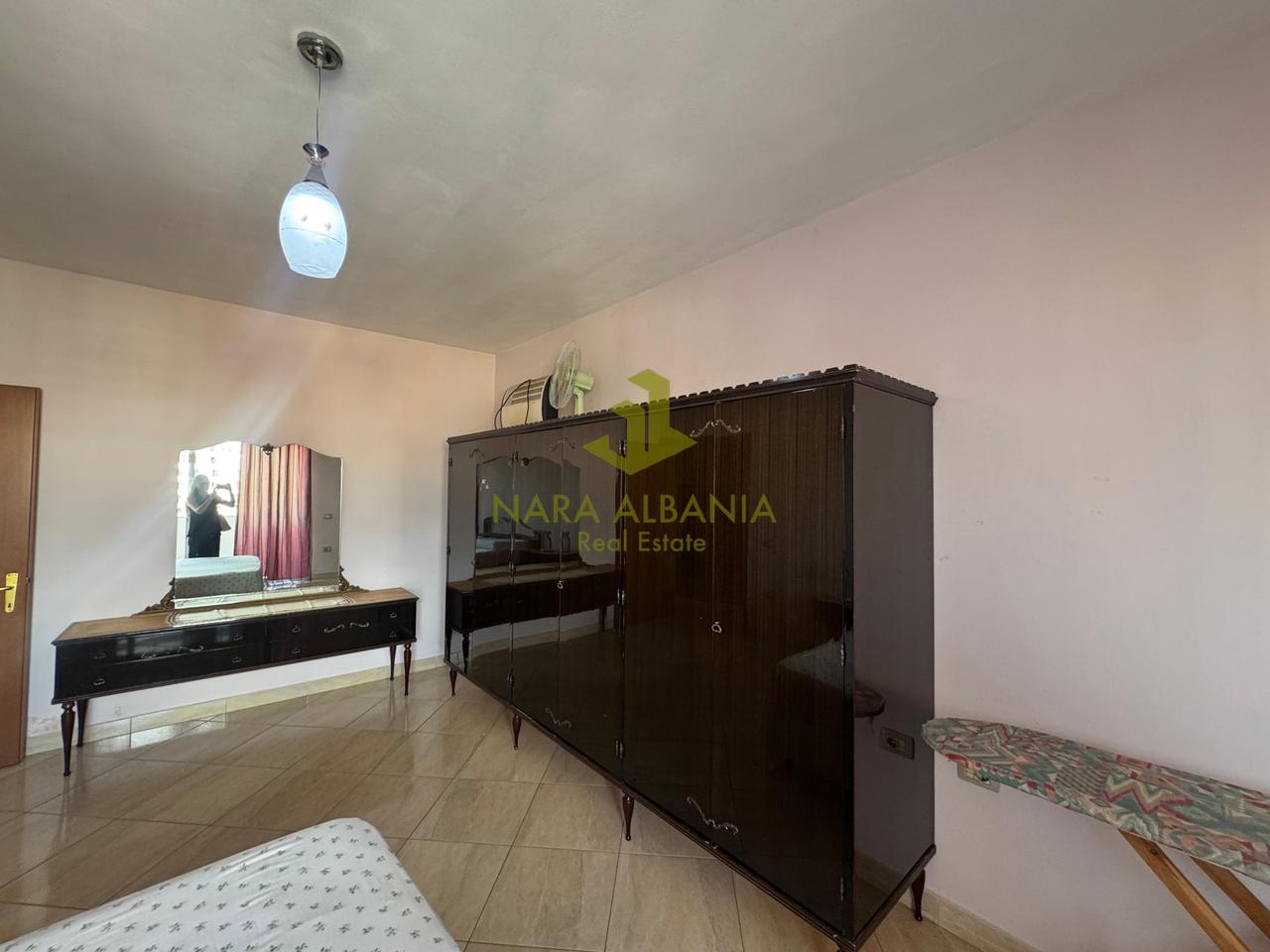 Apartament 1+1 – Rruga Ferit Xhajko, përballë ish Restorant Durrësit