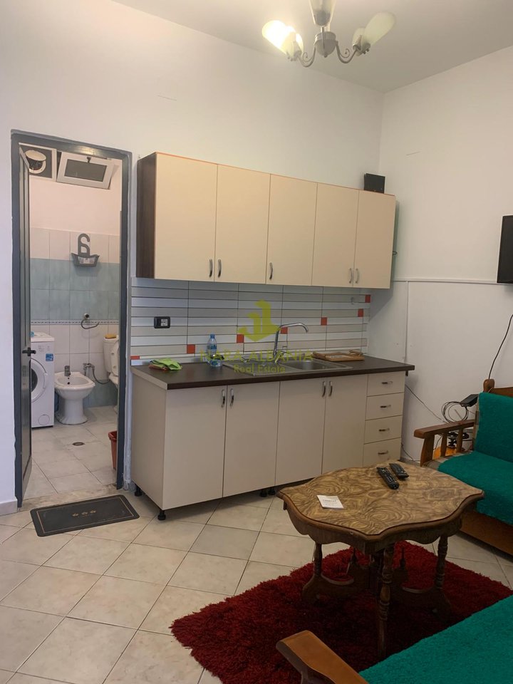 Jepet me qira apartament 1+1 – Rruga Fatmir Agalliu, Tiranë, pranë rrethrrotullimit të Shkozës