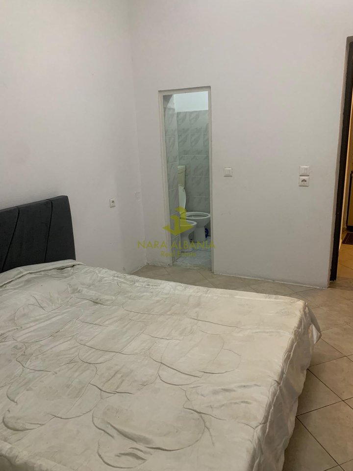 Jepet me qira apartament 1+1 – Rruga Fatmir Agalliu, Tiranë, pranë rrethrrotullimit të Shkozës