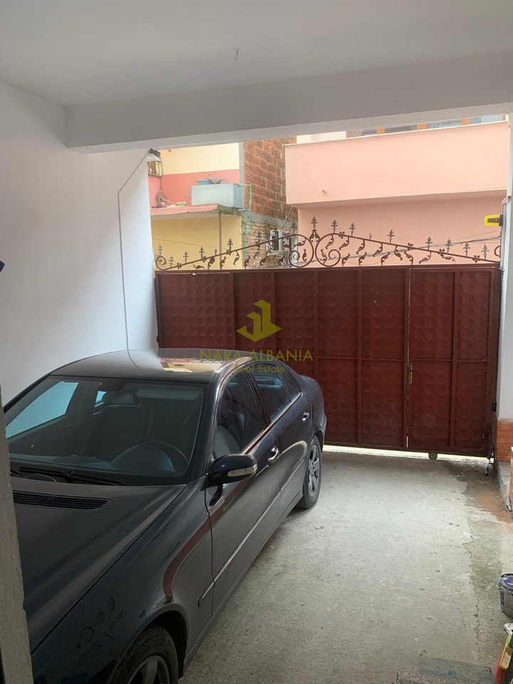Jepet me qira apartament 1+1 – Rruga Fatmir Agalliu, Tiranë, pranë rrethrrotullimit të Shkozës