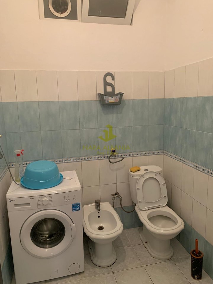 Jepet me qira apartament 1+1 – Rruga Fatmir Agalliu, Tiranë, pranë rrethrrotullimit të Shkozës