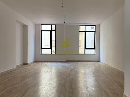 Ambient biznesi me qira Donika Center, Tiranë - 20€ m2