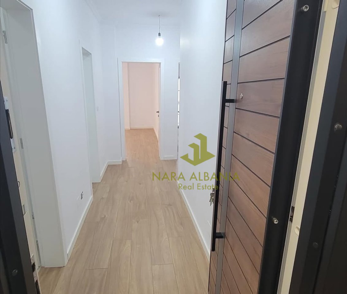 Apartament 2+1 per shitje, Rruga e "Bogdaneve", prane kishes Katolike, afer Qendres