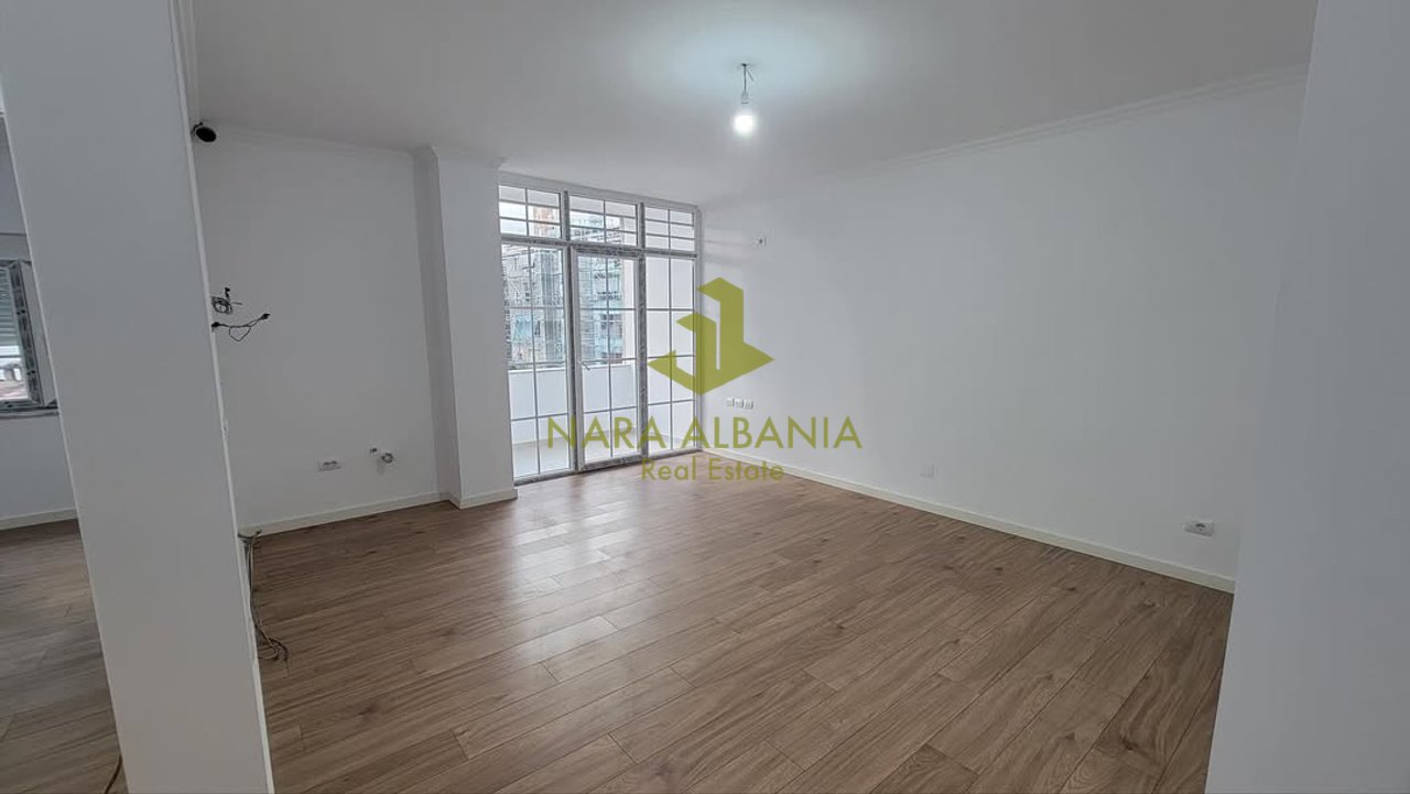Apartament 2+1 per shitje, Rruga e "Bogdaneve", prane kishes Katolike, afer Qendres