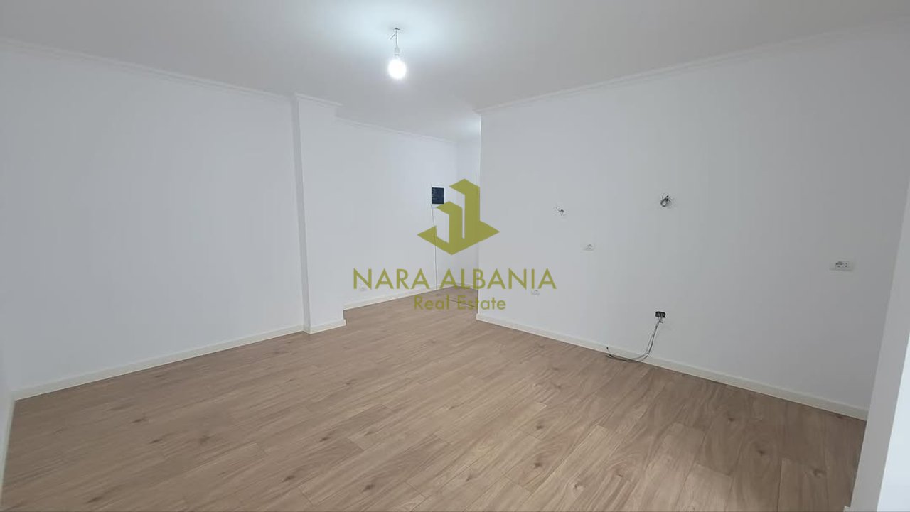 Apartament 2+1 per shitje, Rruga e "Bogdaneve", prane kishes Katolike, afer Qendres