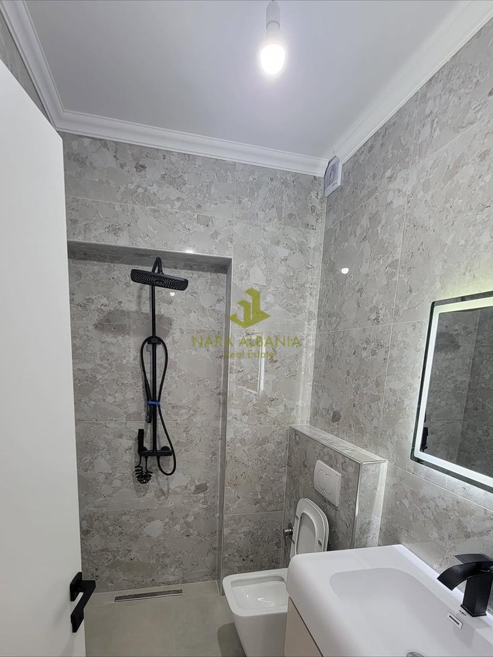 Apartament 2+1 per shitje, Rruga e "Bogdaneve", prane kishes Katolike, afer Qendres
