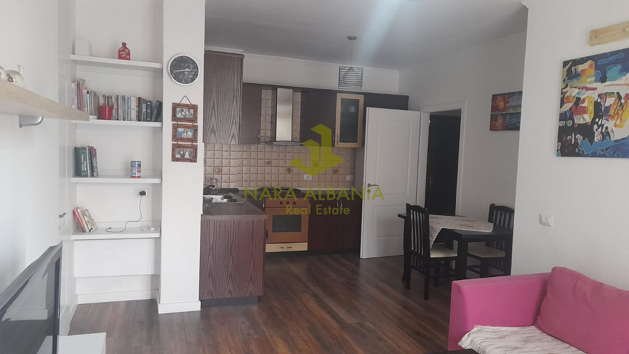 🏡 *Apartament 2+1 me Qira – Rruga e Thesarit, pranë Freskut*