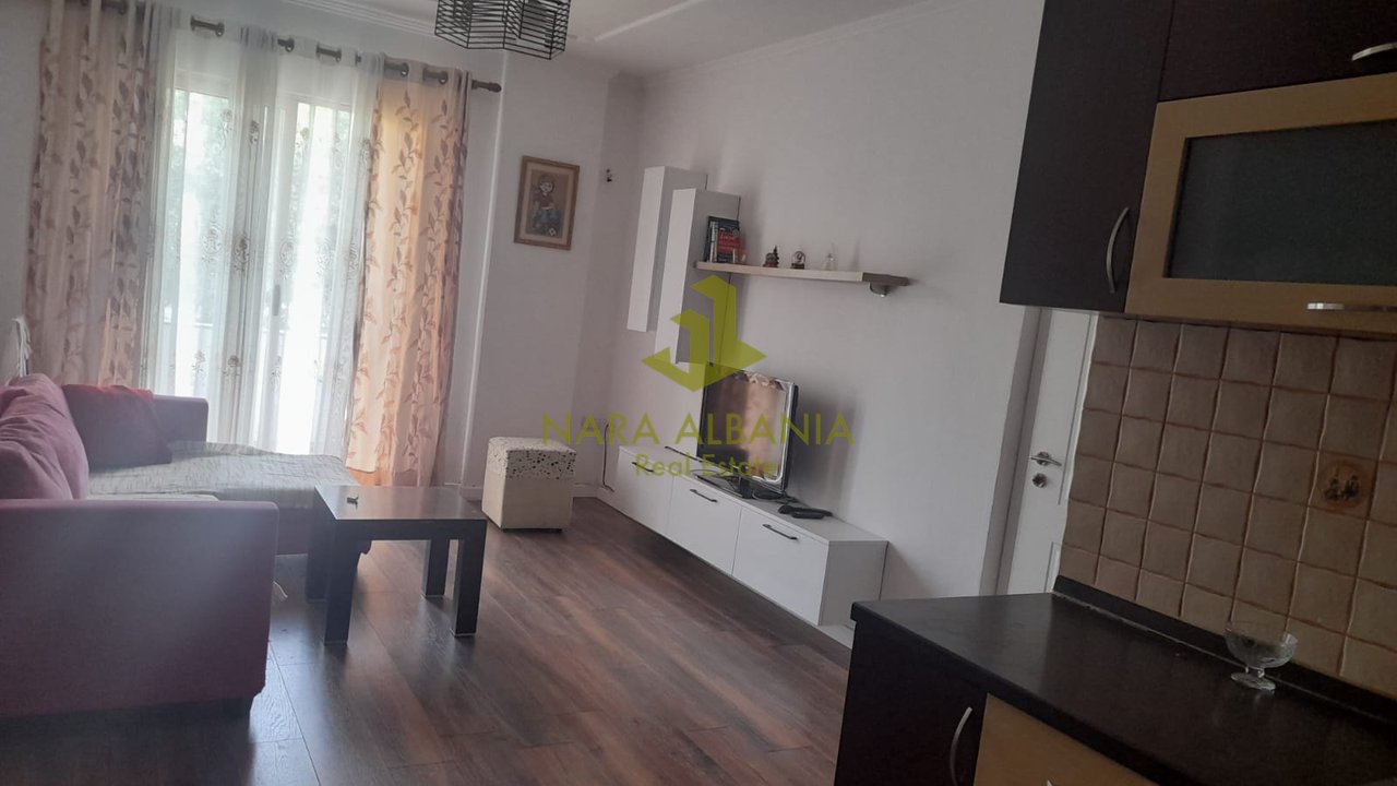 🏡 *Apartament 2+1 me Qira – Rruga e Thesarit, pranë Freskut*