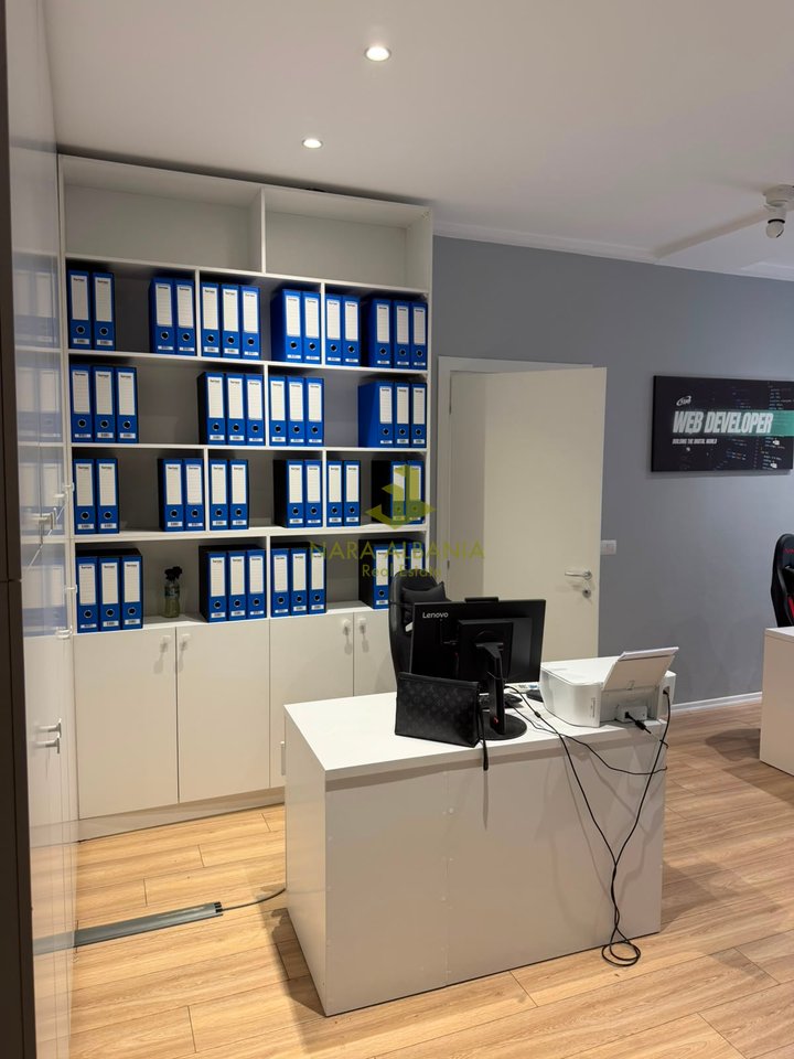 Locale commerciale nella Torre "Garden Building" – Via Kavaja, vicino a 21 Dhjetori