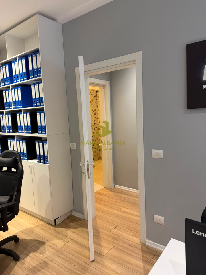 Locale commerciale nella Torre "Garden Building" – Via Kavaja, vicino a 21 Dhjetori