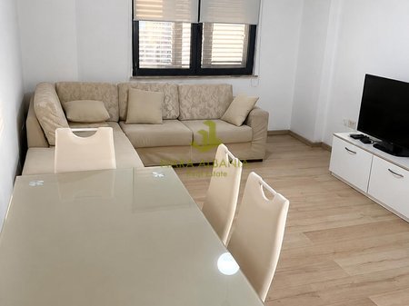 Apartament 1+1 te Kompleksi Usluga, përballë SPAK.