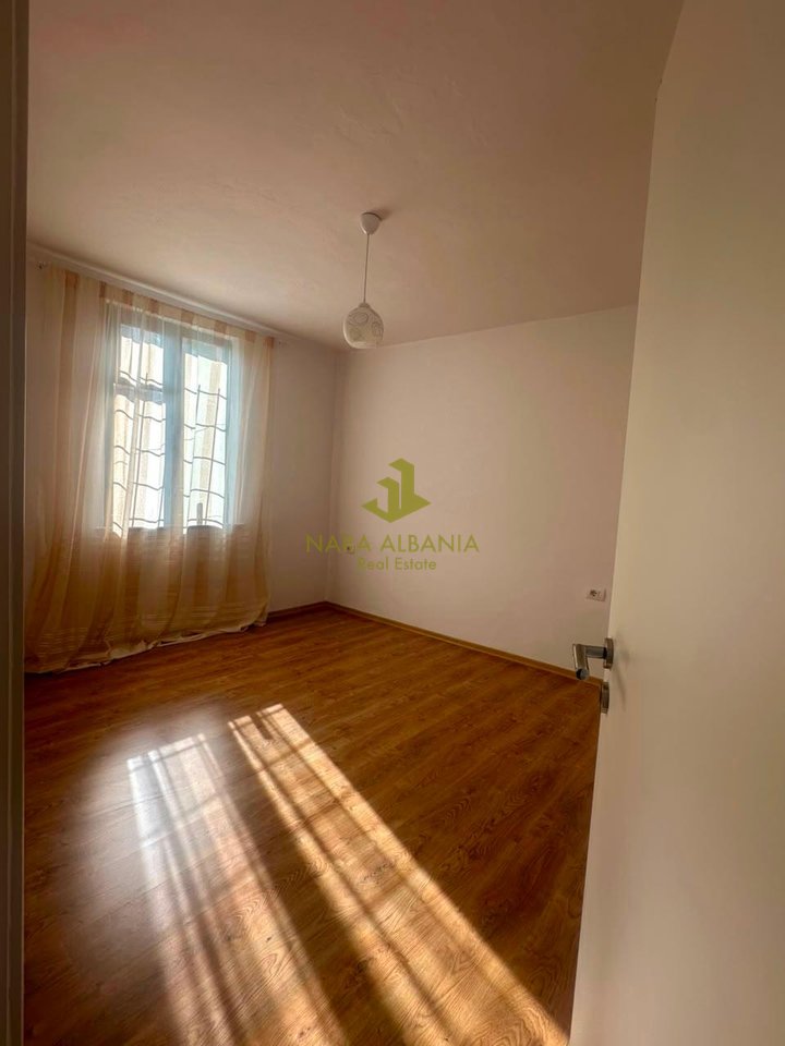 Jepet me qera apartament për banim ose zyrë