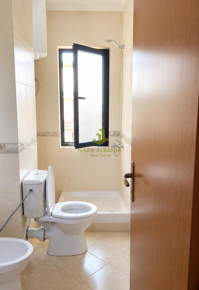 Apartament 1+1 te Kompleksi Usluga, përballë SPAK.