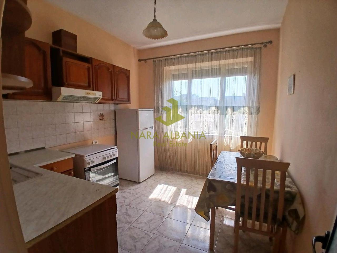 Jepet me Qira Apartament 1+1 – Rruga Brryl, pranë Bar Lavita