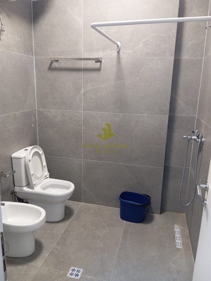 Apartament 2+1 me Qira, 100 m², i Mobiluar – te Rruga 5 Maji pranë shkolles Tirana Jone