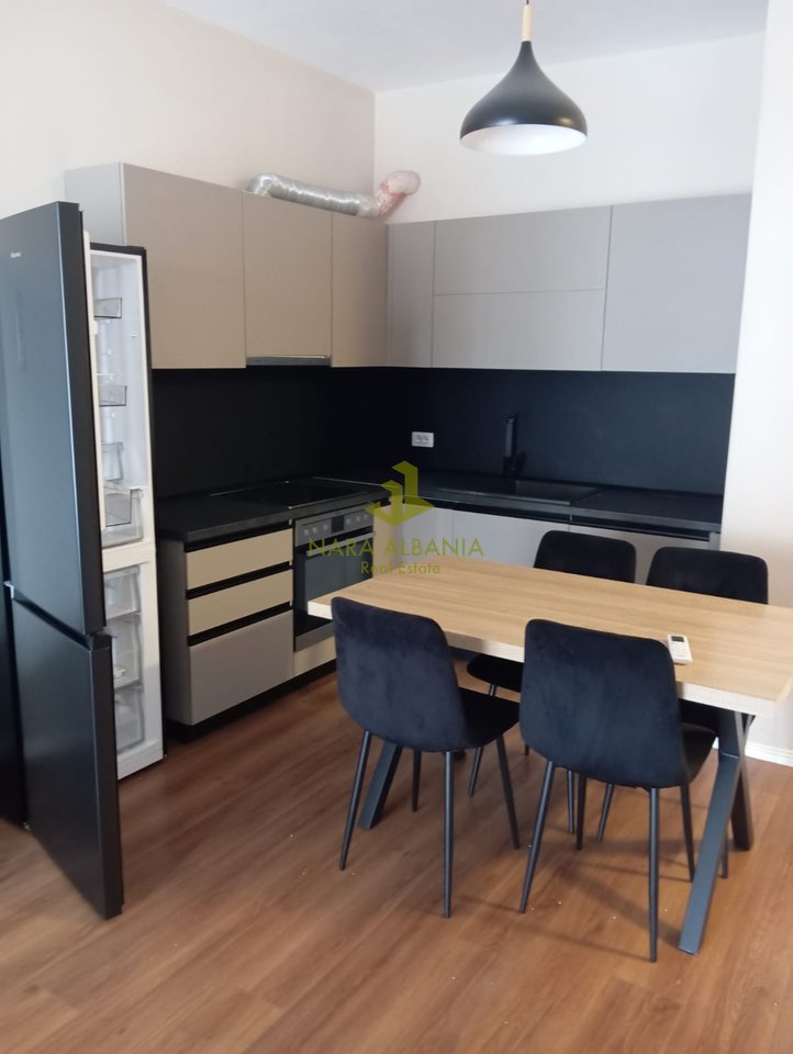 Apartament 2+1 me Qira, 100 m², i Mobiluar – te Rruga 5 Maji pranë shkolles Tirana Jone