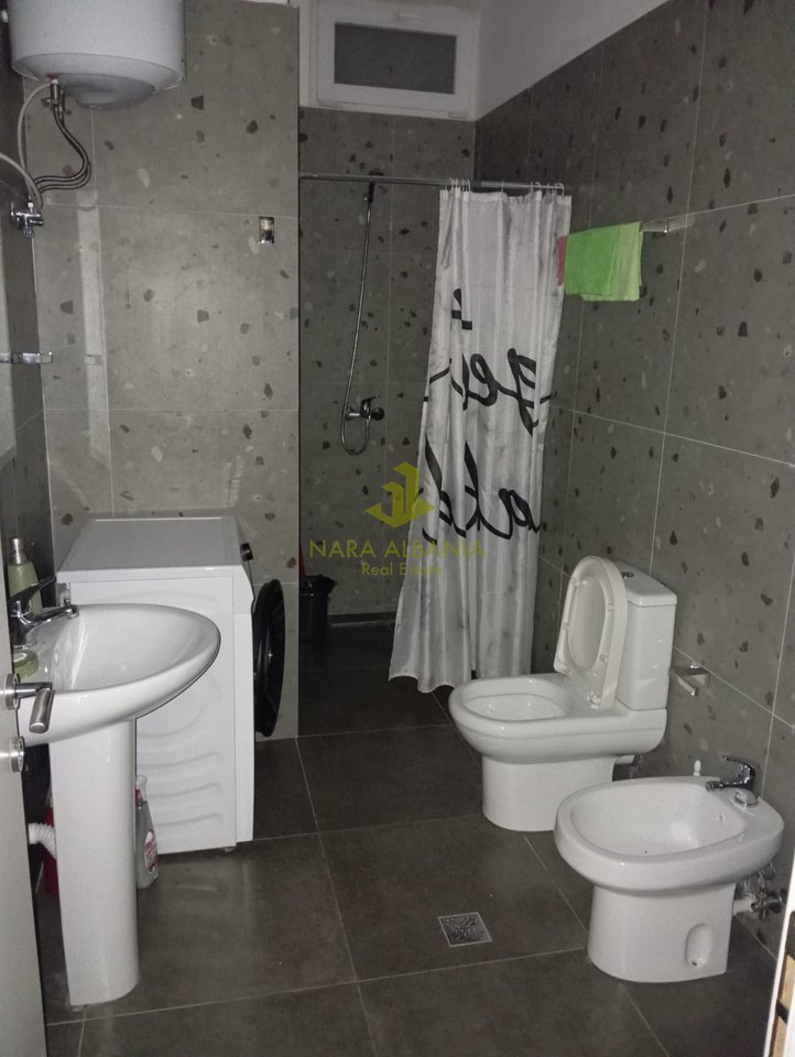 Apartament 2+1 me Qira, 100 m², i Mobiluar – te Rruga 5 Maji pranë shkolles Tirana Jone