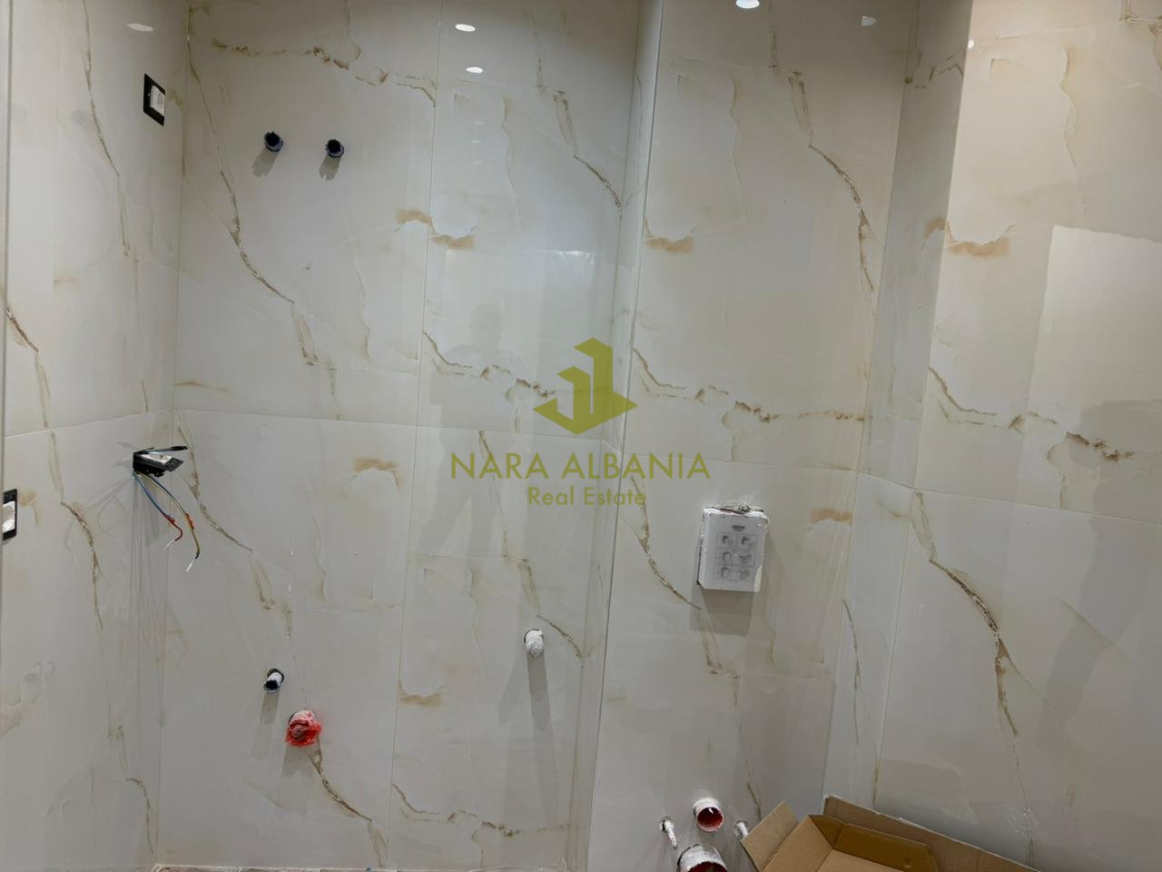 📍 VENDESI 2 APPARTAMENTI 1+1 – PRESSO MUHAMET GJOLLESHA
(Vicino all'Hotel Mondial, sul bordo della Piccola Anello)