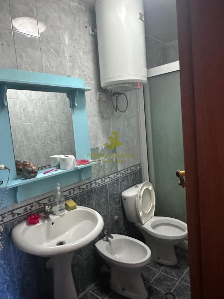 🏡 Occasione di Investimento – 2 Ingressi (1+1 + Monolocale) con Cortile 130 m², Prima Linea Costiera, 165.000€