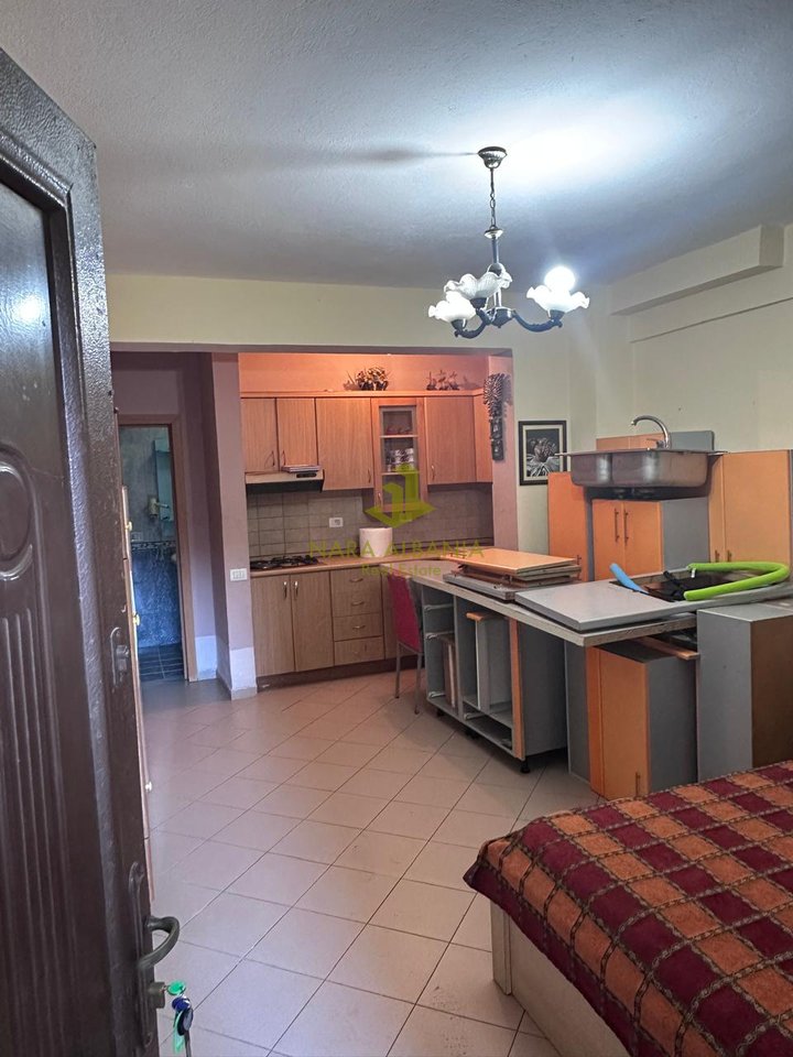 🏡 Occasione di Investimento – 2 Ingressi (1+1 + Monolocale) con Cortile 130 m², Prima Linea Costiera, 165.000€