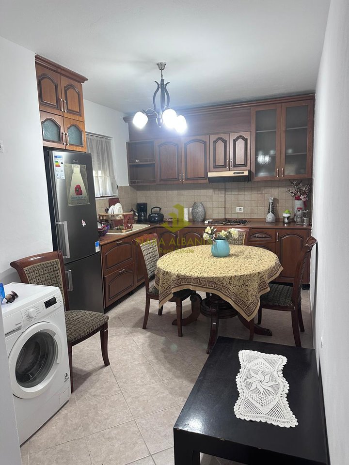🏡 Occasione di Investimento – 2 Ingressi (1+1 + Monolocale) con Cortile 130 m², Prima Linea Costiera, 165.000€