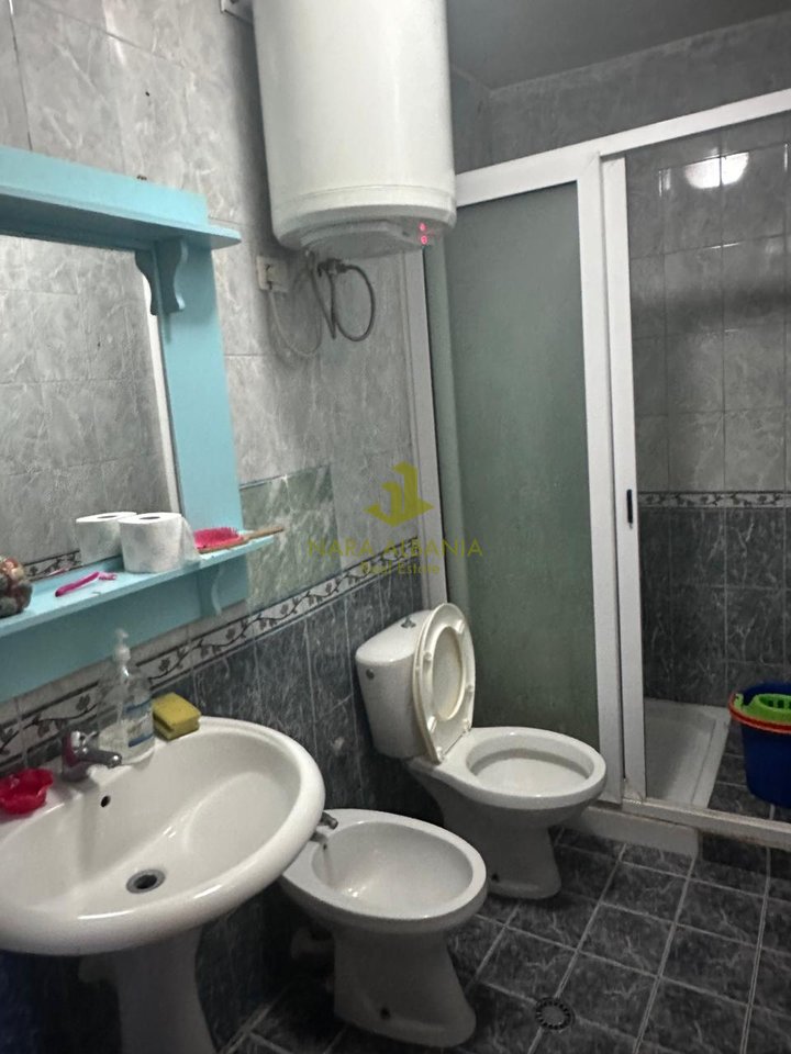 🏡 Occasione di Investimento – 2 Ingressi (1+1 + Monolocale) con Cortile 130 m², Prima Linea Costiera, 165.000€