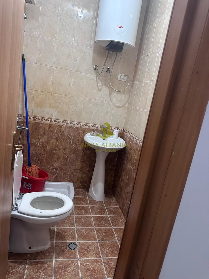 🏡 Occasione di Investimento – 2 Ingressi (1+1 + Monolocale) con Cortile 130 m², Prima Linea Costiera, 165.000€