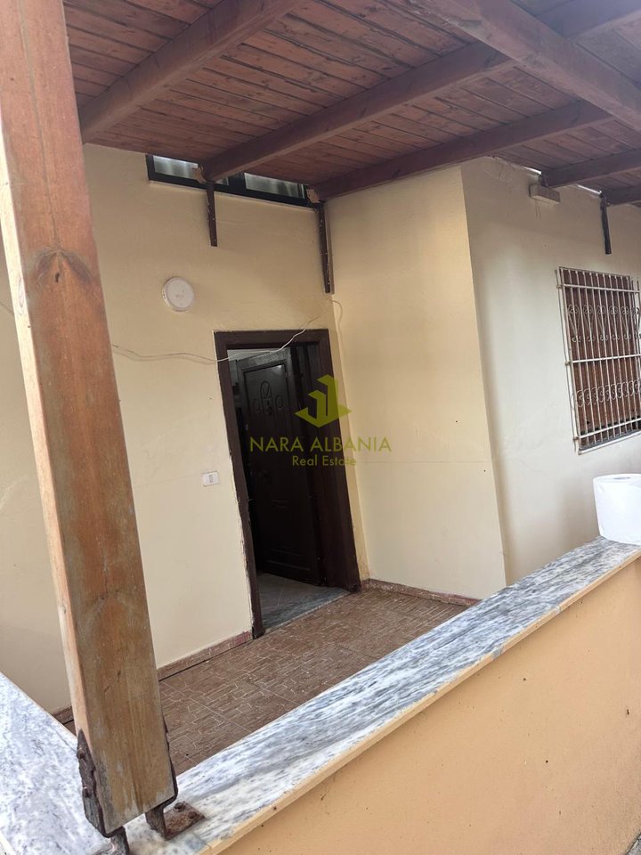 🏡 Occasione di Investimento – 2 Ingressi (1+1 + Monolocale) con Cortile 130 m², Prima Linea Costiera, 165.000€
