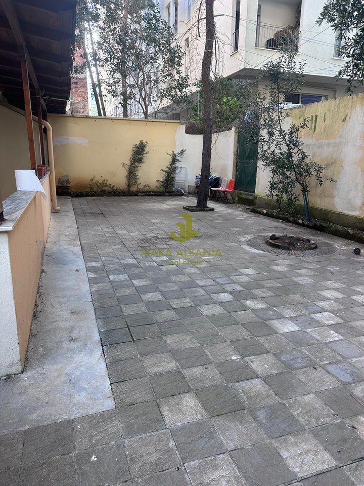 🏡 Occasione di Investimento – 2 Ingressi (1+1 + Monolocale) con Cortile 130 m², Prima Linea Costiera, 165.000€