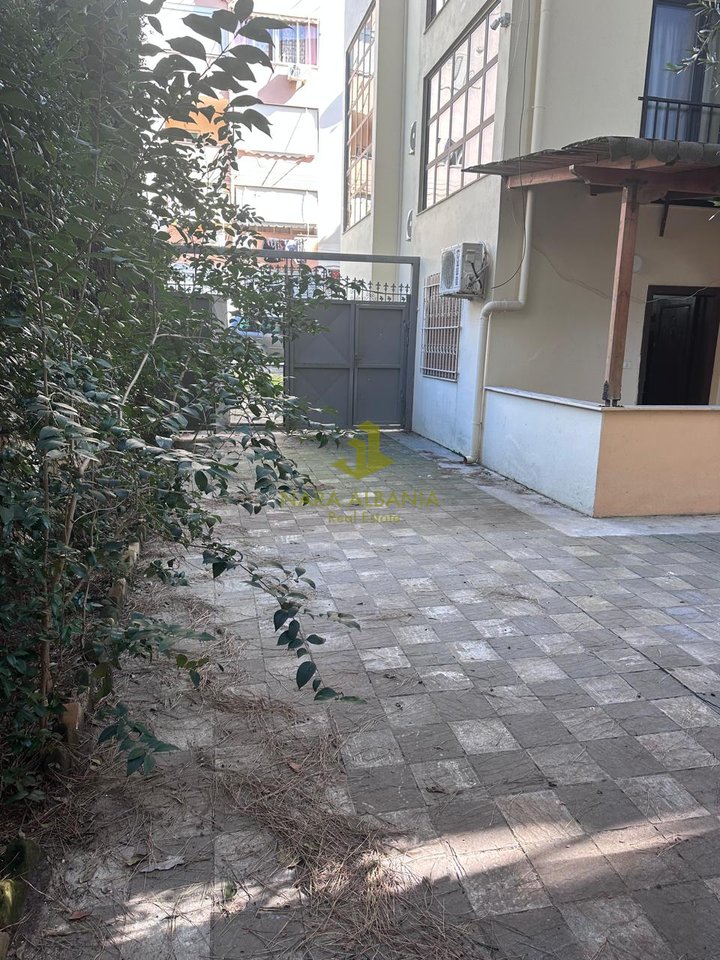 🏡 Occasione di Investimento – 2 Ingressi (1+1 + Monolocale) con Cortile 130 m², Prima Linea Costiera, 165.000€