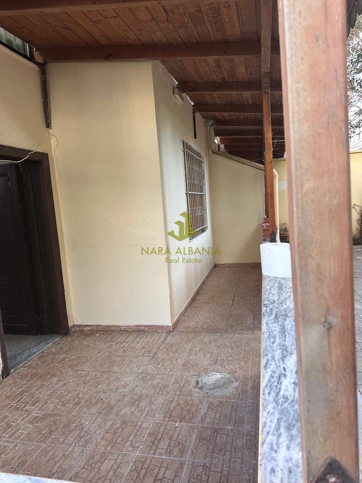 🏡 Occasione di Investimento – 2 Ingressi (1+1 + Monolocale) con Cortile 130 m², Prima Linea Costiera, 165.000€