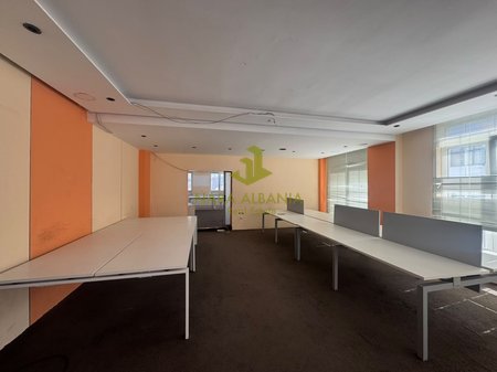Locale commerciale in affitto – Via 5 Maji