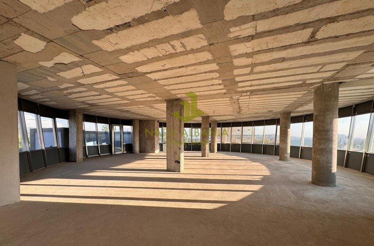 JEPET ME QIRA | GODINË 3,000 M² | PORCELAN