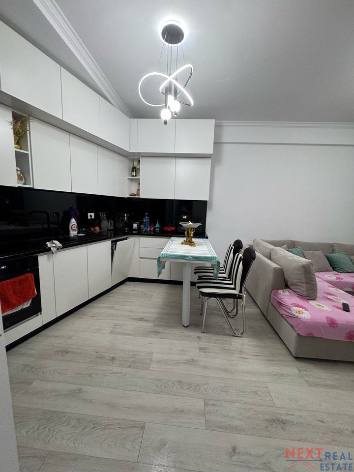 JEPET ME QERA AFATGJATE APARTAMENT 2+1 & POST PARKIMI NE ASTIR, TIRANE
